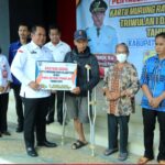 Pj Sekda Serah Bantuan Kartu Murung Raya Sejahtera Triwulan I dan II
