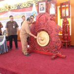 Pj Sekda Murung Raya Buka Acara Sosialisasi, Peluncuran Aplikasi SiSAPAN Pj Sekda Murung Raya Buka Acara Sosialisasi, Peluncuran Aplikasi SiSAPAN