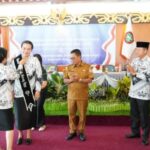 Pengurus PGRI Provinsi Kukuhkan Ibunda Guru Kabupaten Murung Raya Warnita Heriyus