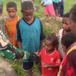 Satgas Yonif 751/VJS Anjangsana di Sekitar Pos Kotis Oksibil: Dekatkan TNI–Rakyat, Dukung Pendidikan Anak Satgas Yonif 751/VJS Anjangsana di Sekitar Pos Kotis Oksibil: Dekatkan TNI–Rakyat, Dukung Pendidikan Anak