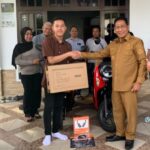 Bupati Murung Raya Serahkan Bonus Motor dan Laptop kepada Atlet Catur Berprestasi