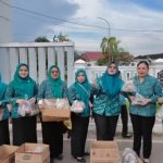 Wakil Ketua DPRD Murung Raya Dina Maulidah Bagikan Takjil kepada Warga di Jalan Kota Puruk Cahu