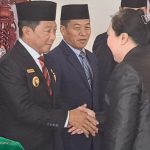 Bupati Murung Raya Serahkan Satyalancana Karya Satya kepada 27 ASN Bupati Murung Raya Serahkan Satyalancana Karya Satya kepada 27 ASN