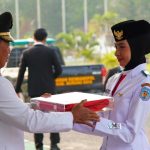 Bupati Heriyus Serahkan Bendera Merah Putih kepada Paskibraka untuk Dikibarkan pada HUT ke-81 RI Bupati Heriyus Serahkan Bendera Merah Putih kepada Paskibraka untuk Dikibarkan pada HUT ke-81 RI