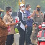 Bupati Murung Raya Bagikan Masker kepada Warga di Tengah Kabut Asap