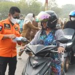 Bupati Heriyus Bagikan 5.000 Masker kepada Warga di Tengah Kabut Asap Bupati Heriyus Bagikan 5.000 Masker kepada Warga di Tengah Kabut Asap